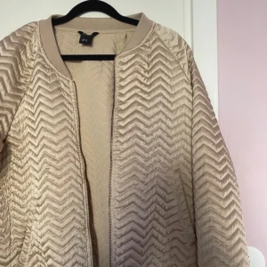 Bomberjacka  - Fin bomberjacka i guldbeige färg 