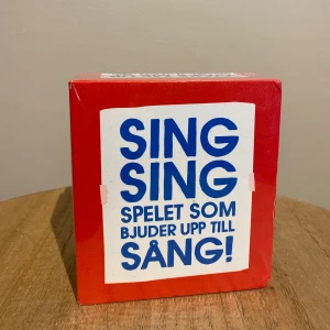Sing sing inplastat spel - Hej! Jag säljer detta helt oanvända och inplastade spel vid namn Sing sing, tredje utgåvan. Perfekt julklapp eller present att ge bort, eller varför inte behålla själv?  Finns att hämta i centrala Göteborg, kan skickas mot fraktkostnad. Se gärna övriga annonser för Samköp. 