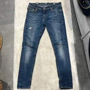 Jack & Jones jeans  - Ett oar snygga jack and jones jeans me slitningar. Sitter som 164 eller W 28 L30. Fraktar samma dag. Kan skicka mptt privat. 