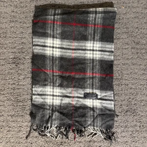 Burberry Scarve - Burberry Scarve| NO SIZE| Skick: 7/10, defekter: hål som syns på sista 2 bilderna| Pris: 199| Priset går alltid att diskutera!|