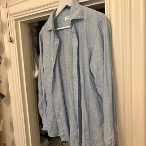 linneskjorta herr - Säljer en stilren ljusblå skjorta från Uniqlo | storlek S | säljer denna ljusblåa, men har även en till ljusblå och en vit också | alla är storlek S | 300kr för en skjorta och 650kr för blå och vita 