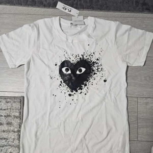 CDG t-shirt - Säljer en sprillans ny cdg t shirt, allt i högsta kvalite. Frågor, hör av dig direkt. Svarar snabbt👍