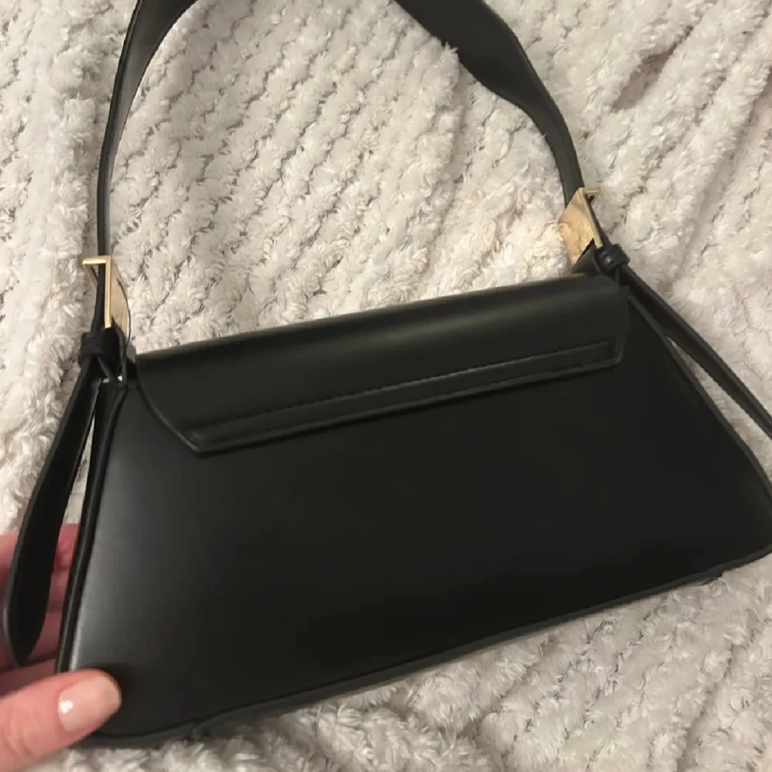 Svart axelväska i skinn med gulddetaljer - 1