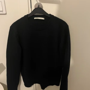 A DAY’S MARCH TRÖJA - Hejsan👋🏼, Säljer denna supermjuka marinblåa merinoullströja från A Day’s March. Den är använd bara några gånger och i fint skick – inga hål eller slitage. Tyvärr har den krympt lite i tvätten, så den passar nu bäst XS/S. Passar perfekt nu till hösten. 🍂  Om du har frågor eller är intresserad så kan du höra av dig till mig 😊 skickas nynopprad såklart 👍   Nypris ca 900 kr 💸  mitt pris: 350 kr 💸 