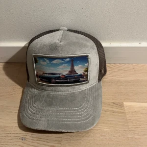 Grå velvetkeps från Natone - Hej! Säljer nu min gråa snygga Velvetkeps från Natone! Denna keps är väldigt speciell, de släppte endast ett begränsat antal kepsar. Kepsen har nästan aldrig använts och är precis som ny! Nypris är 399kr! Köparen står för frakten och betalningen sker via Swish! Ha en bra dag! MVH Hector