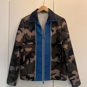 Camo jacka Valentino - Sällsynt Valentino jacka i storlek XS. Jackan är i bra skick. Utan skavanker eller likande!😄Hör av dig vid frågor eller funderingar 🌟