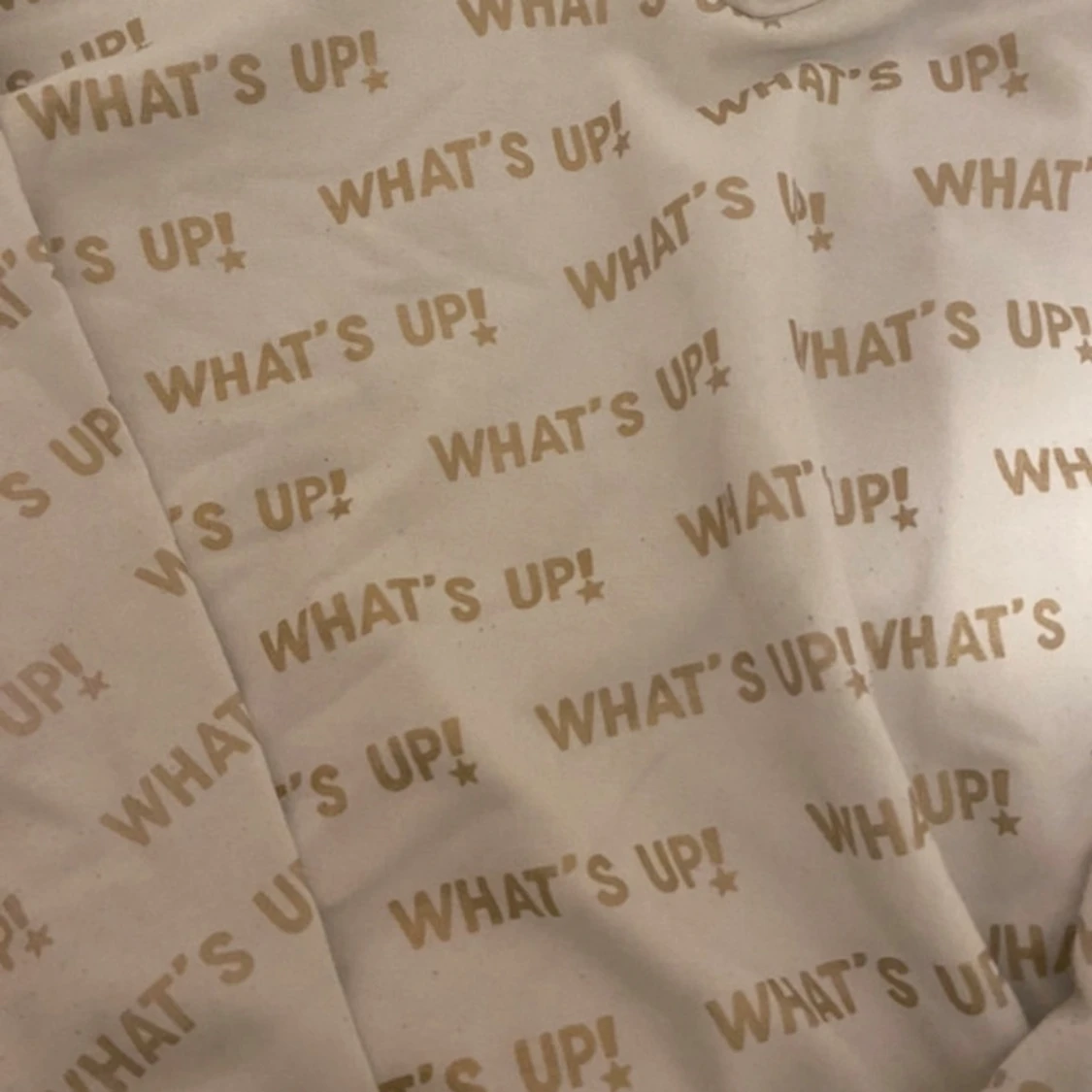 Vit hoodie med guldtext WHAT'S UP! - 1