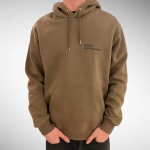 Olivgrön hoodie från Mads Nørgaard - Snygg hoodie från Mads Nørgaard. Knappt använd; som ny. Nypris är runt 130€, vilket är runt 1300 kr. Modellen är 188cm,  väger 78 kg. Skriv vid funderingar :)