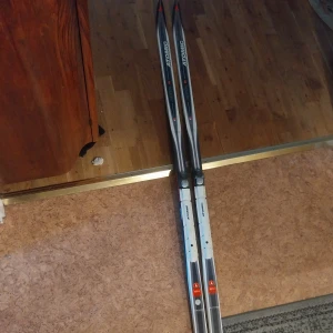 Skidor - Bilden visar ett par längdskidor av märket Atomic. Detta är inte en elektronikprodukt och matchar inte någon av de angivna taxonomierna för elektronik.