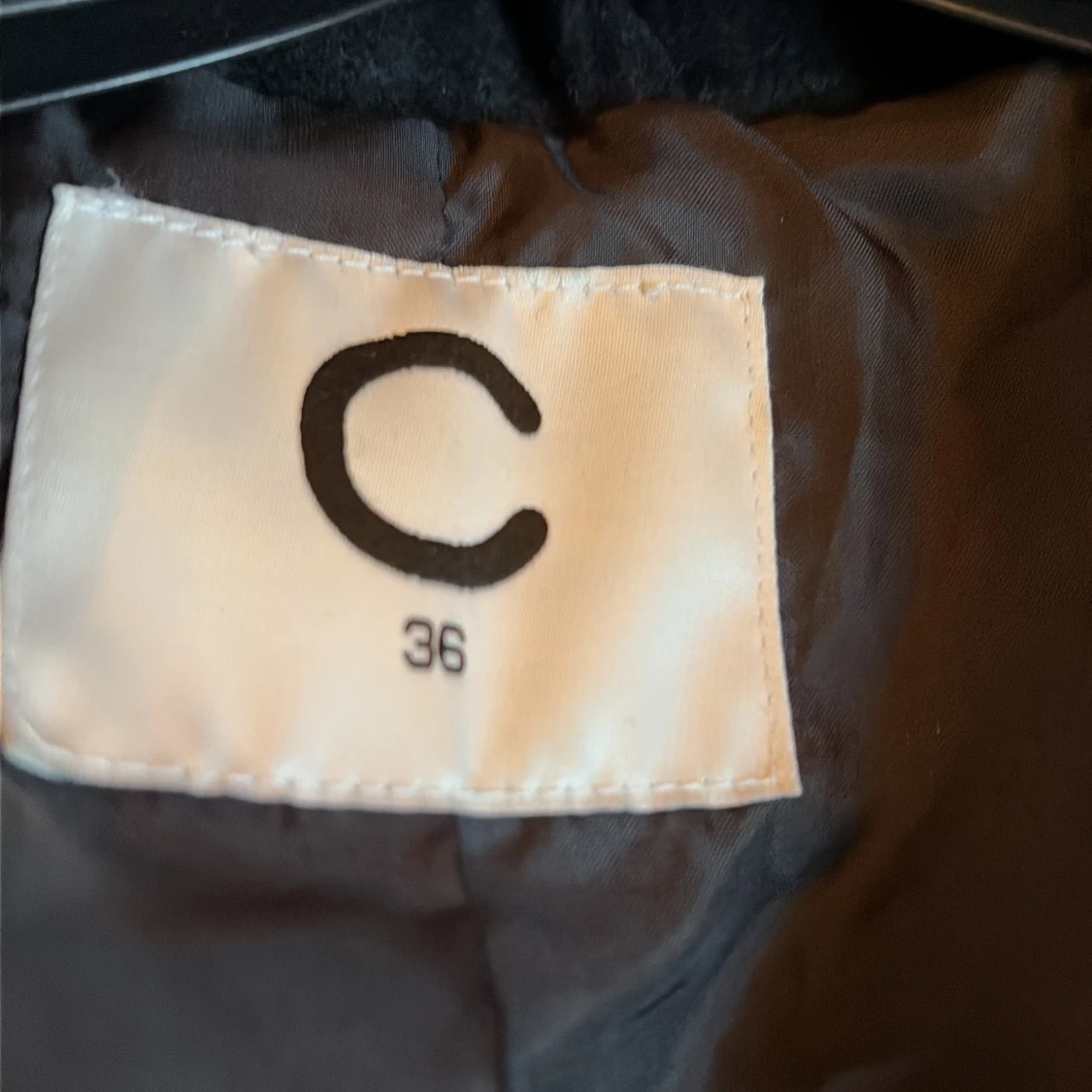 Svart rutig kappa från C, strl 36 - 2