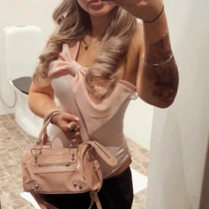 Rosa body  - Säljer denna rosa body med en stor rosett framtill , i storlek S💕