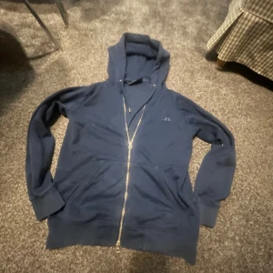 J Lindeberg tröja  - Säljer en j Lindberg zip tröja i storlek xs köpte för 750 säljer för 450 den är i jätte bra skick.