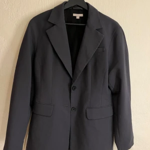 Mörkblå oversized kavaj  - Mörkblå kavaj från H&M