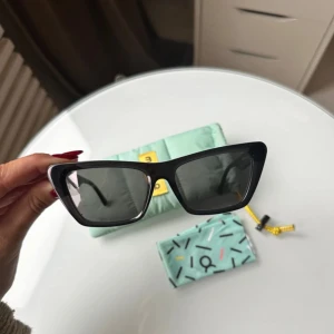 Metro sunglasses - Snygga svarta solglasögon från METRO med cool cat-eye form. UV-skydd 400 och polariserade. Medföljer fodral och putsduk. Använda fåtal gånger, obs liten skavank se sista bilden. Nypris ca 1600kr hos optiker