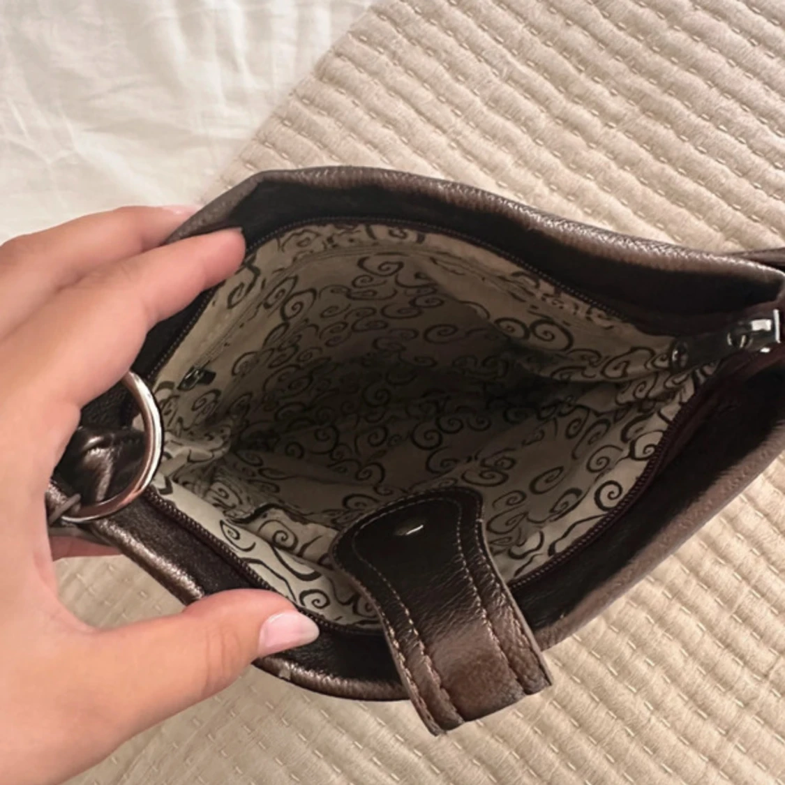 Brun axelväska med metallspänne - 2