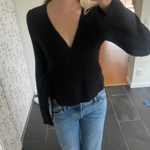 Svart omlottkofta🫶🏼🫶🏼 - Så snygg omlottkofta med knyt i sidan, sparsamt använd!! I ullmix🤩🤩