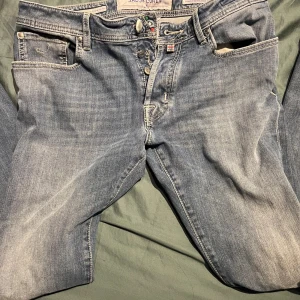 Jacob cohens jeans  - Säljer nu mina Jacob cohen jeans för att de är för lite för korta för mig, de är i väldigt fint skick. Hör av er för fler bilder eller andra funderingar