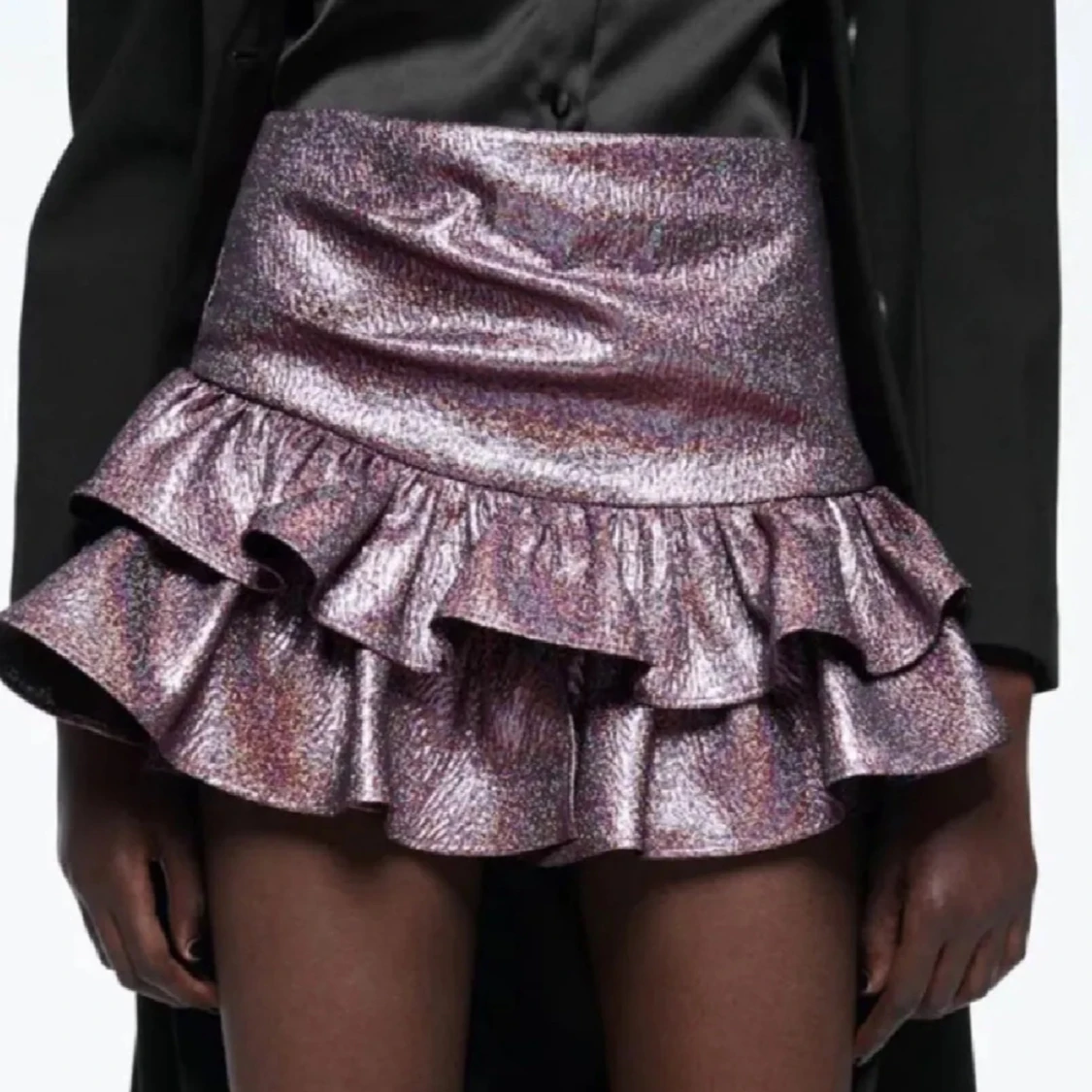 Glittrig lila volangkjol från Zara