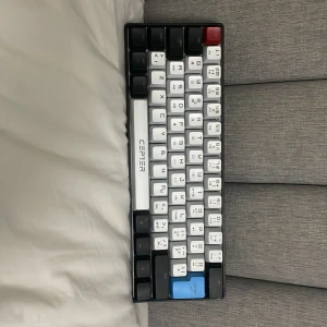 CEPTER Khan Neo Mechanical Mini Keyboard RGB - CEPTER Khan Neo är ett kompakt mekaniskt tangentbord med RGB-belysning. Tangenterna har tydliga tecken och färgade knappar för unik design. Modellen är 1222986 och tangentbordet är i mycket gott skick utan synligt slitage. Perfekt för gaming eller arbete.
