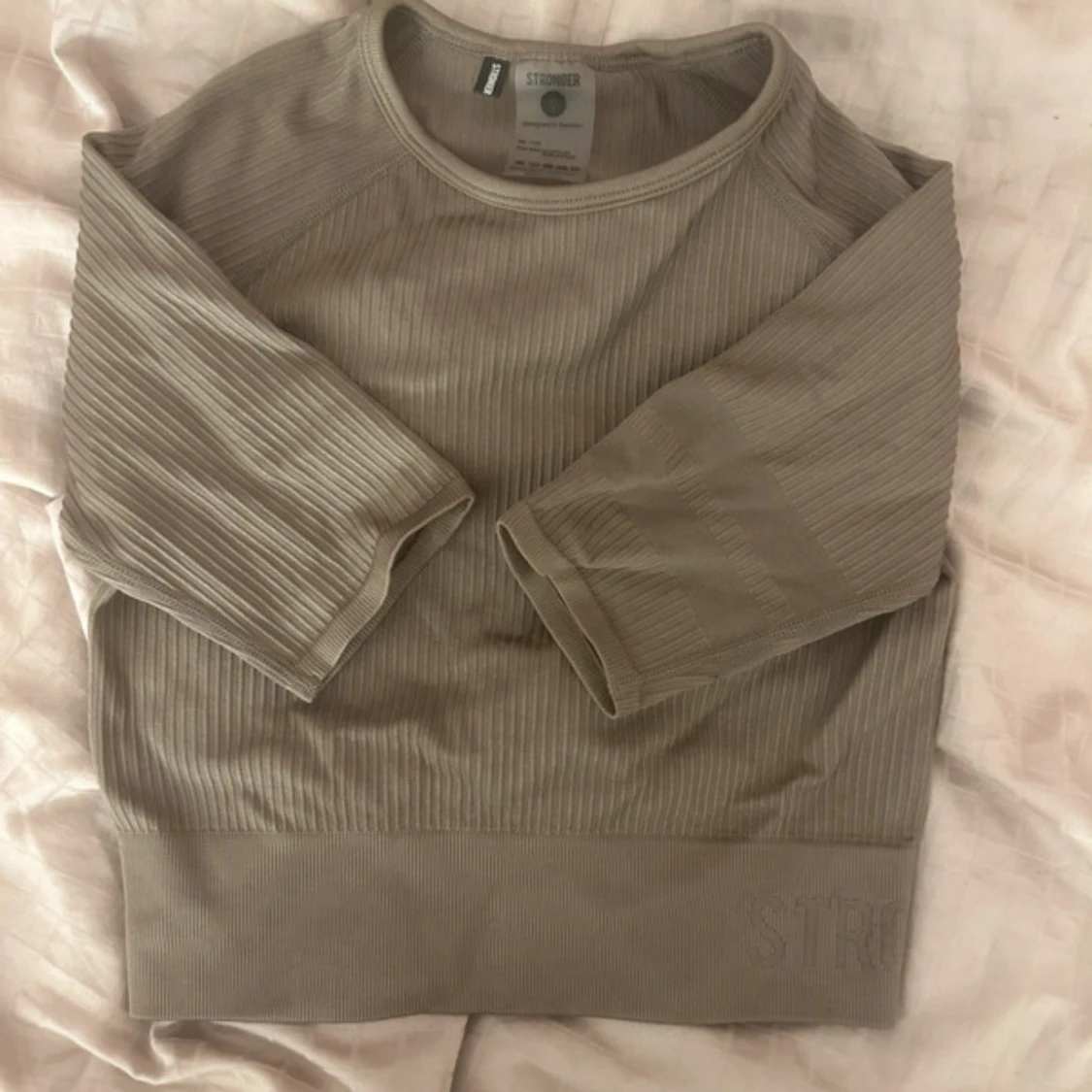 Beige ribbad tröja från Stronger