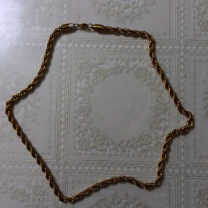 Guldfärgat tvinnat halsband - Snyggt halsband i guldfärg med tvinnad kedja som ger en cool och trendig look. Perfekt accessoar för att lyfta din outfit med lite extra bling. Lås i metall och klassisk design som passar till många stilar.
