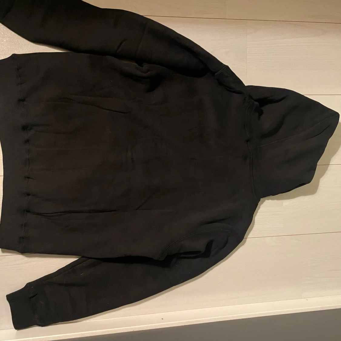 Svart hoodie med tryck - 3