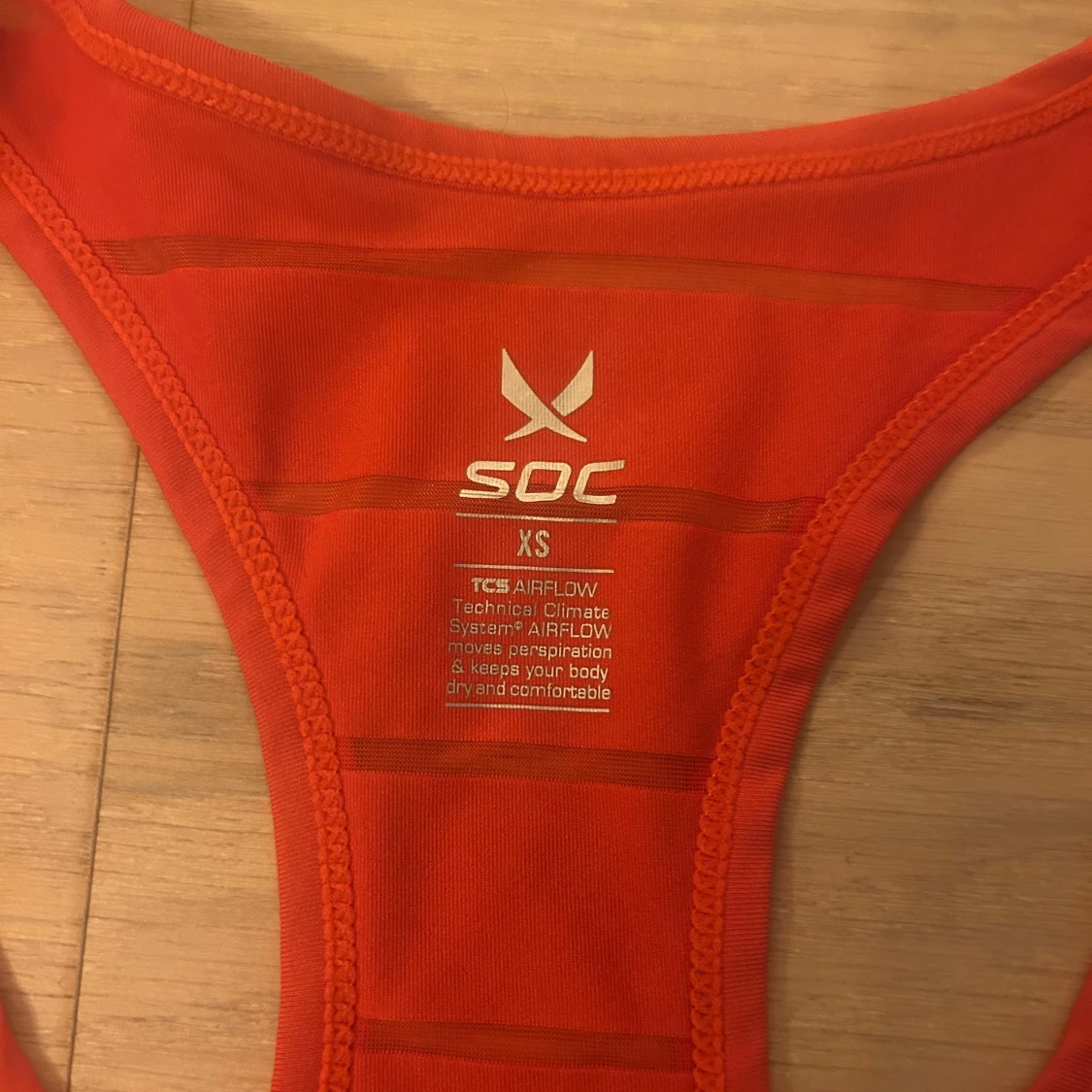 Röd randig linnetopp från SOC XS - 1