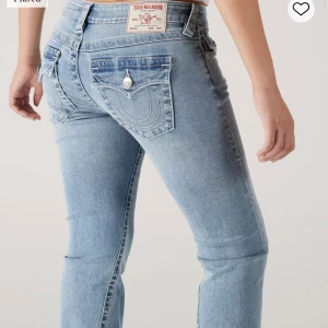 True Religion jeans - Jättesnygga lågmidjade true religion jeans i modellen joey. Storlek 23, köpta i våras men knappt använda eftersom dom är lite för små. Väldigt bra skick. Kan även tänka mig att byta mot ett par svarta eller mörkblåa i samma modell i storlek 24/25.