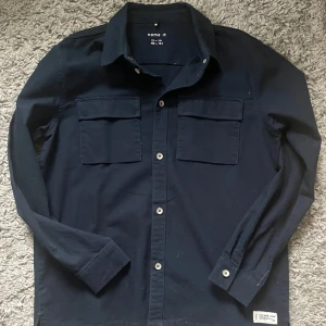 Mörkblå overshirt - Säljer nu en snygg och stilren mörkblå overshirt! Mycket bra skick endast använd fåtal gånger. Storlek 164 men sitter typ som XS. ❗️Pris kan disktireas vid snabb affär❗️