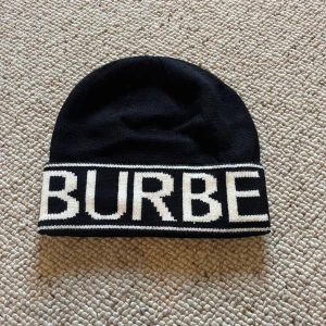 Burberry mössa - En svart burberry mössa med vit text och den är helt ny. Pris kan diskuteras och skriv om du har några frågor. 