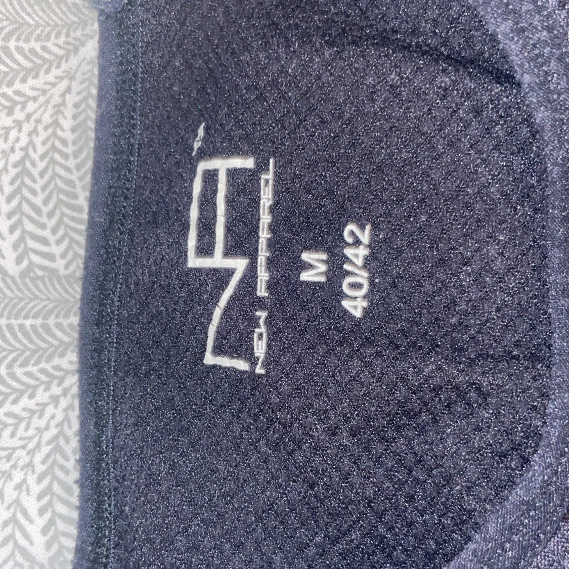 Svart croppad tröja från New Apparel - 1