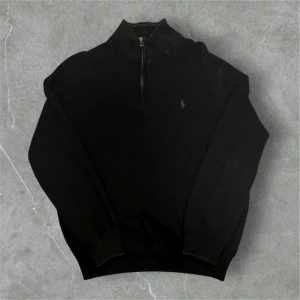 Ralph Lauren Half Zip Mörkblå - 📍Storlek: L  💪🏽Skick: Mycket bra  📐Mått: Längd:63cm Axelbredd:48  📎Material:100%bomull  📦Skickar alltid inom 24h  💸Köp fler plagg för att få billigare pris  ✅Äkthetsgaranti