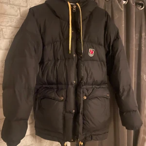  Fjällräven expedition xs - Svart dunjacka från Fjällräven jacka i storlek x passar (xxs-xs-s) beronde på hur man vil den ska sitta. Ny tvättad och torktumlad med tennisbollar. I bra skick 