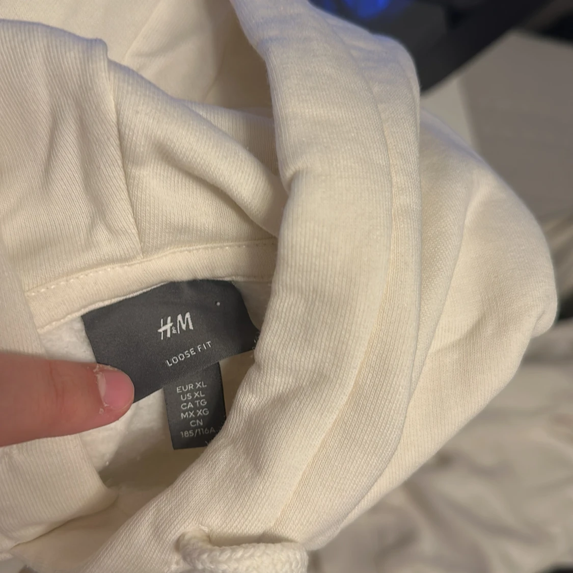 Vit hoodie från H&M med tryck - 2