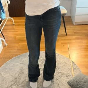 Bootcut jeans  - Super snygga utsvängda jeans från only i storlek s/32. Midjemått 32 med storlek stretch och innerbenslängden 81