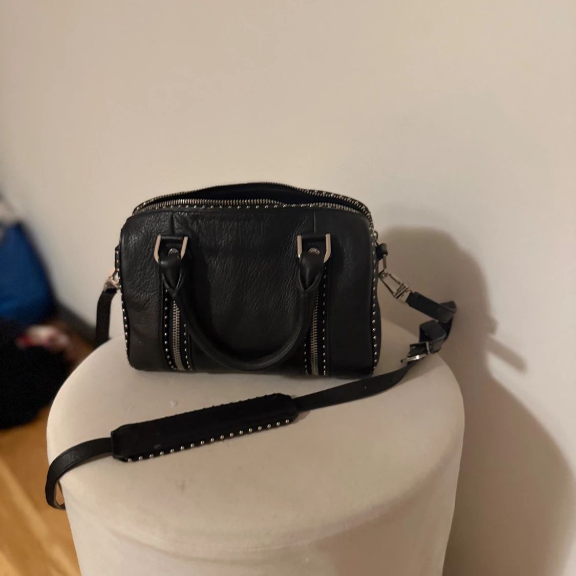 Svart handväska med nitar och dragkedja - 1