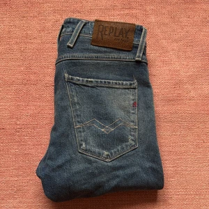 Replay Anbass blå jeans med slitningar - Säljer nu dessa feta och unika jeans från Replay modellen är Anbass 28/30 