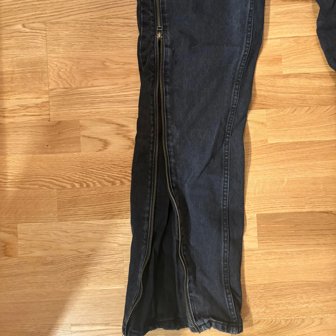 Svarta jeans med dragkedjor från ZARA - 3