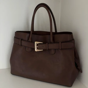 Väska - Brun väska från H&M i nyskick🤎nypris är 399kr, säljer för 250kr🫶🏼