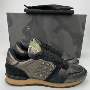 Valentino rockrunners  - Hej! Säljer nu dessa sjukt snygga valentino skor. Skorna är i fint skick! Några defekter. Har begränsat antal boxar och dustbag. Hör av dig vid frågor. 