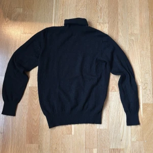 svart kashmir tröja - En superfin och supermjuk svart kashmir tröja, 100% kasmir!!