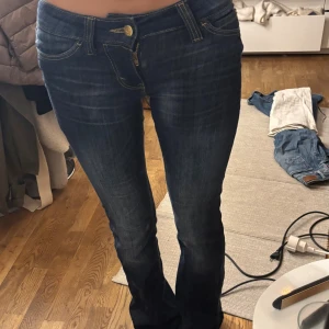 Snygga jeans  - Skit snygga mörkblå jeans från weekday i storlek 25/32. Midjemått:34 (den är stretchiga) Innerbenslängd:82💕