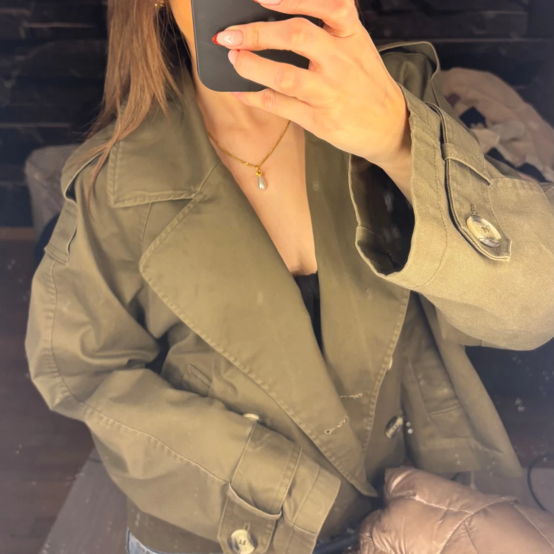 Olivgrön trenchcoat med knappar