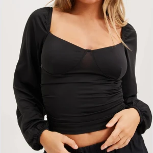 Nelly balloon sleeve top - Nelly balloon sleeve top i storlek S. knappt använd. Jättefin top!