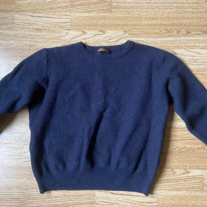 Stenströms blå stickad tröja - Storlek L i barnstorlek men skulle säga 146/152