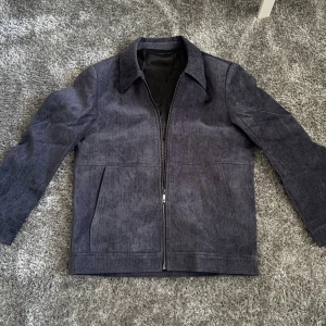 Marinblå overshirt  - Ny pris 800kr säljer pga att den var för liten i storleken så den är helt ny och aldrig använd.  Storleken säger M men sitter som S, stilren höst/vår jacka! Pris kan diskuteras vid snabb affär 