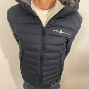 Sail Racing jacka - En snygg mörkblå Sail Racing jacka för alla typer av väder. Storlek 140. Inga returer. Pris kan diskuteras vid snabb affär. 