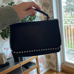 Väska - Svart cool väska med små metall kulor runt om jätte snygg med rem till