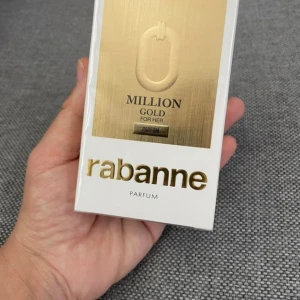 Million Gold For Her Parfum - Lyxig parfym med elegant design från Rabanne. Million Gold For Her Parfum är ett statement för dig som vill sticka ut och glänsa. Perfekt för dig som gillar exklusiva detaljer och modern stil.