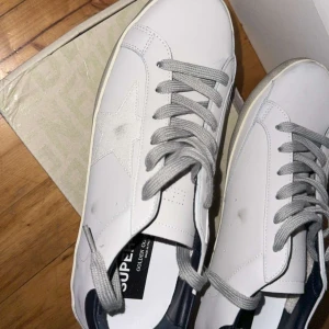 Golden Goose skor -  Säljer nu skorna eftersom de är en storlek för stor men de är ändå lite använda men inga allvarliga skador eller fläckar. Skriv gärna för fler bilder eller frågor!